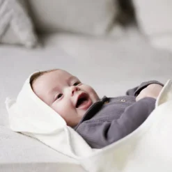 Kraamcadeau Baby badcape met naam