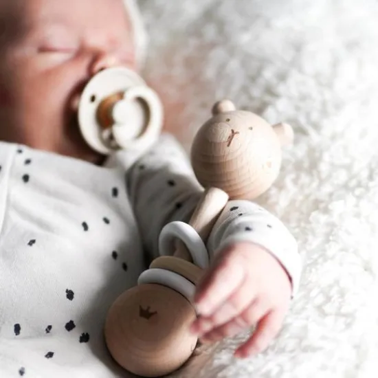 Kraamcadeau BamBam houten beer rammelaar