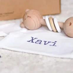 Kraamcadeau BamBam houten beer rammelaar