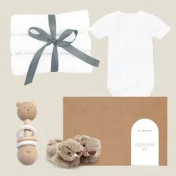 Kraamcadeau box met babyslofjes