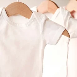 Kraamcadeau Rompertje met logo - 25 stuks